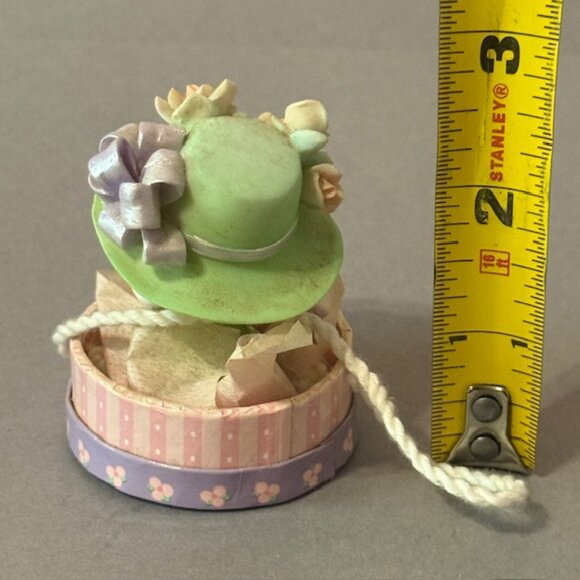 Vintage Precious Moments Figurine Enesco Birthday Gift August Hat Basket Box - Picture 2 of 3